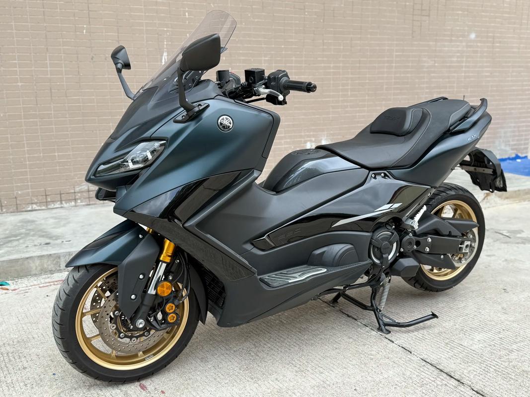 TMAX 560