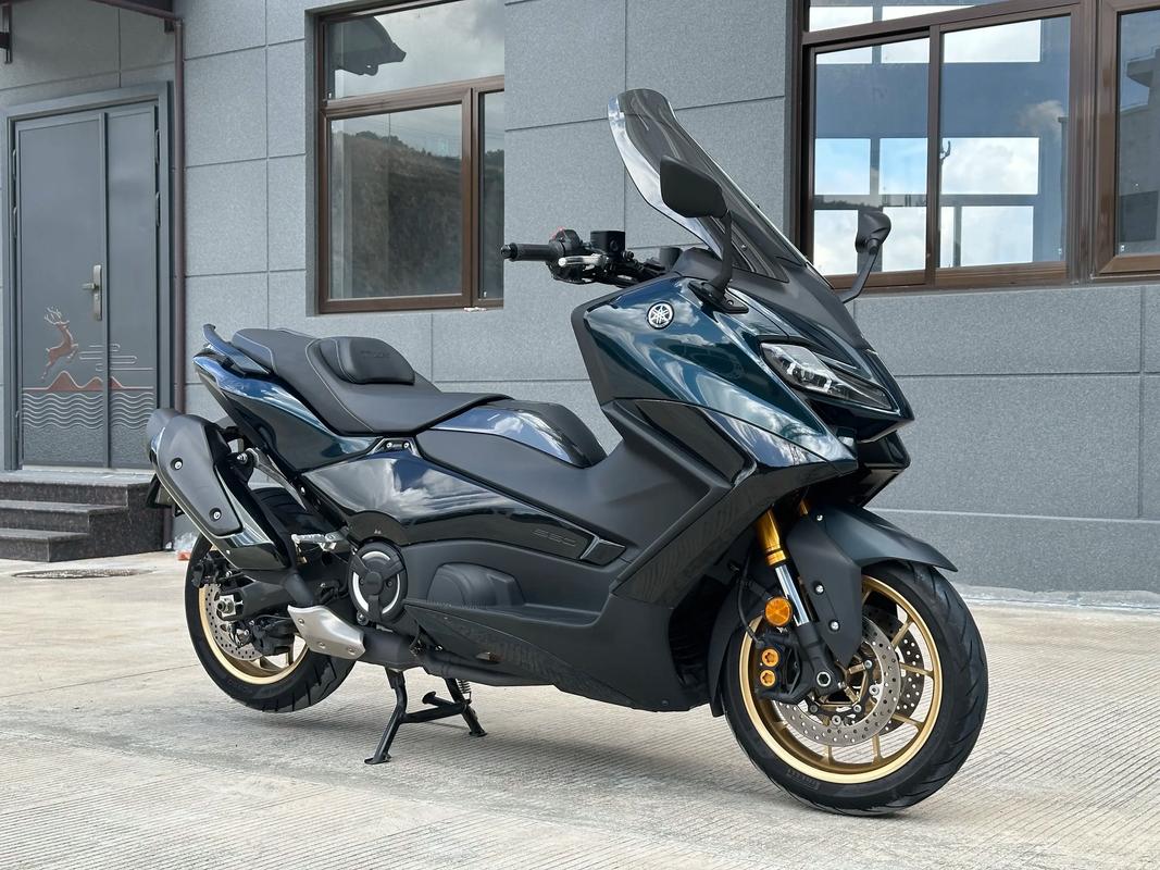 TMAX 560